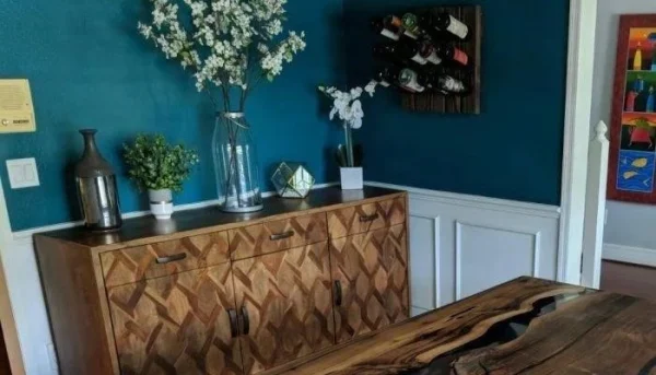 Стол из шишек и эпоксидной смолы: покрытие лаком